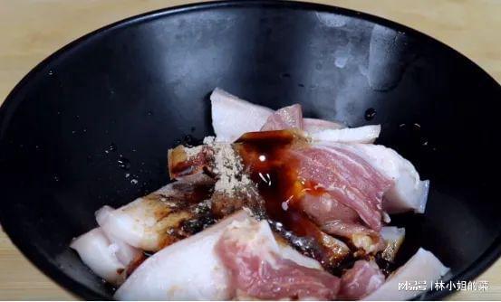 猪肉放进大米里,很多人没吃过,软糯咸香,解馋过瘾,不懂吃可惜
